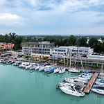 Hotel Yacht Wellness&business 4*