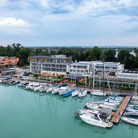 Hotel Yacht Wellness & Business 4*