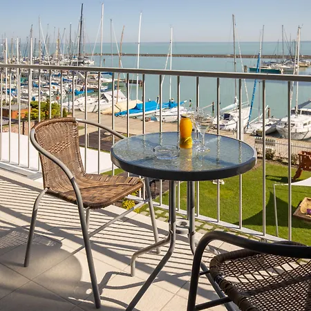 Yacht Wellness&business Hotel 4*