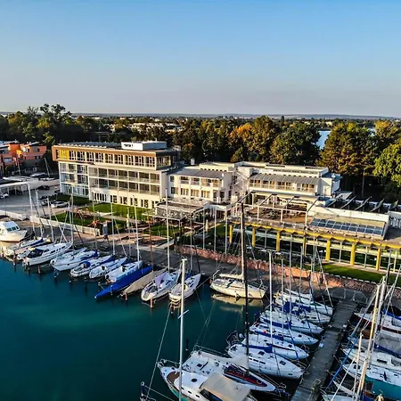 Yacht Wellness & Business 4* שיופוק